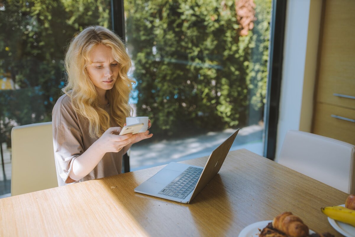 https://www.pexels.com/photo/woman-with-coffee-cup-texting-4079285/