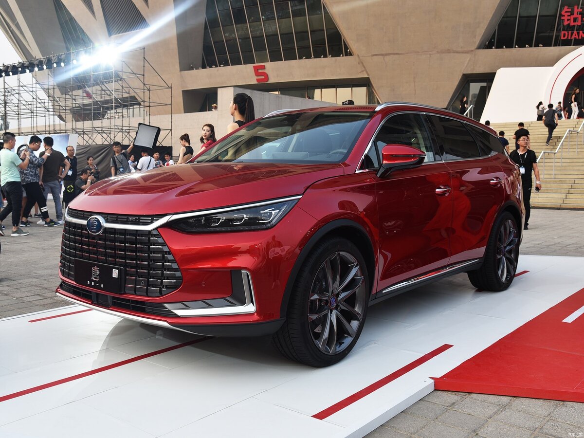 Технические характеристики BYD Tang EV600 2019-2020 года
В движение кроссовер с габаритной длиной кузова 4,8 метра приводят два электрических мотора (один размещен на передней оси, а второй на задней оси). Мощность каждого из моторов 245 лошадиных сил и 330 Нм крутящего момента в итоге суммарная отдача электромоторов составляет 490 л.с. и 660 Нм.