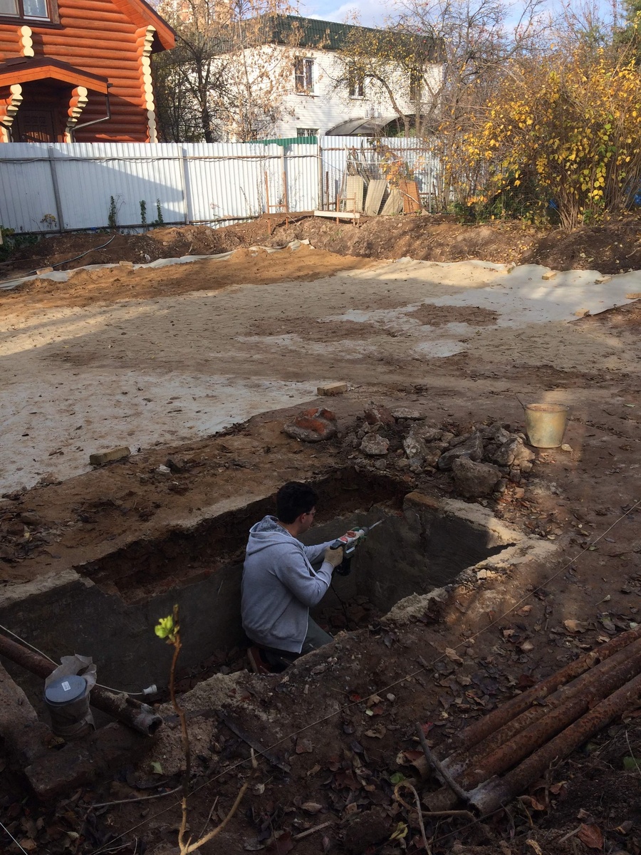 рабочий в яме