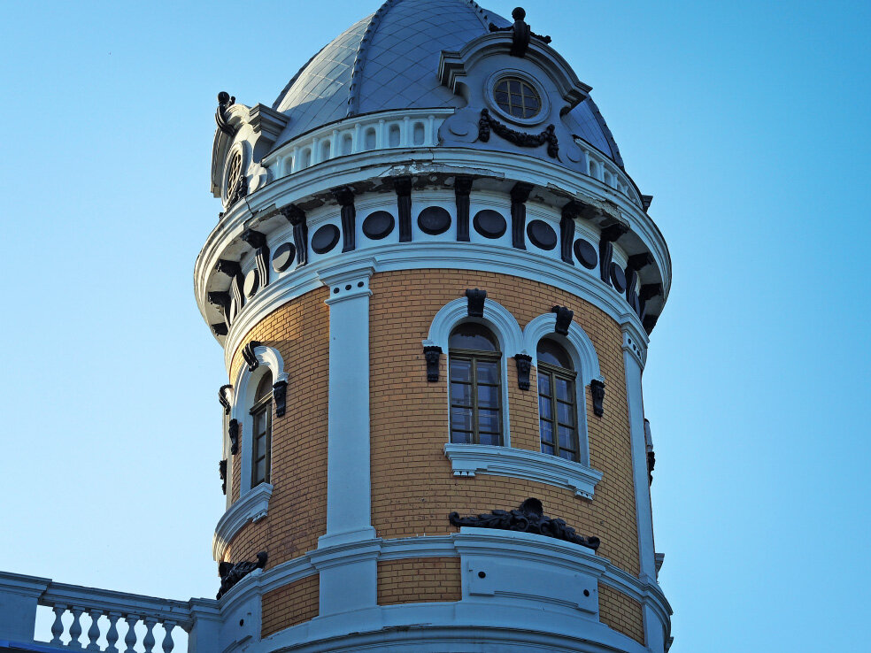 Дом памятник Гончарову. Дом памятник Гончарову в Ульяновске. Дом памятник Гончарову Архитектор. Необычные здания в Ульяновске