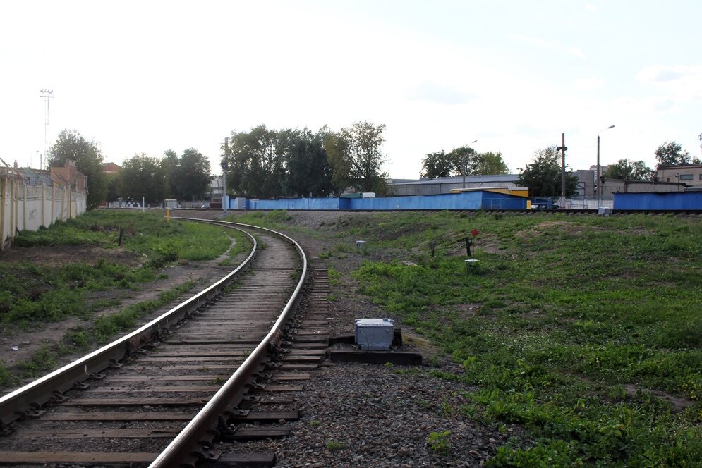 1. Начнём с места, где ветвь со Старопролетраской после переезда на 2-м Грайвороновском проезде выходит к северо-восточной горловине станции Новопролетарская.