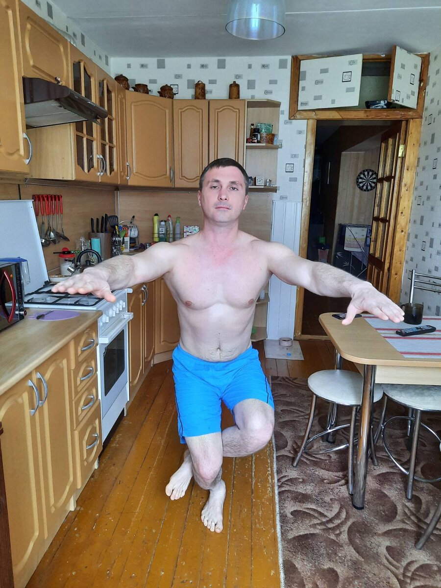 На правой присесть получается лучше, чем на левой ноге