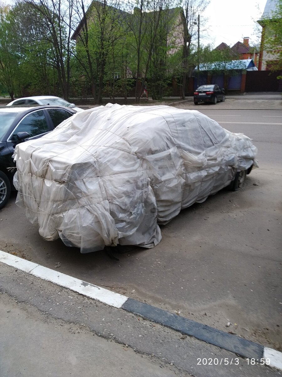 Машина после аварии, упакована в пленку, чтобы предотвратить коррозию и мародерство. (Для защиты от коррозии метод по моему мнению мало эффективен, влага все равно попадает под пленку, но не испаряется впоследствии, а только усиливает вредное воздействие.)