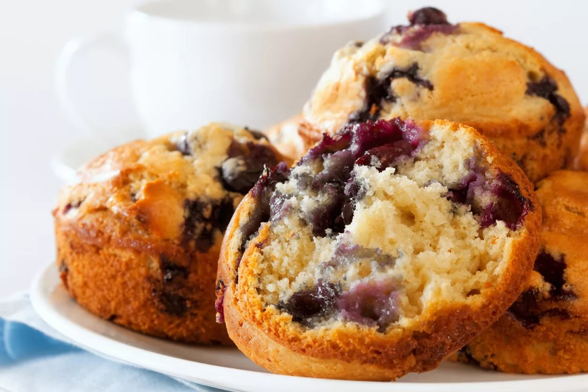 Blueberry muffin. Маффины с черникой. Кекс с черникой на кефире. Мягкие кексы на кефире. Черничный кекс.