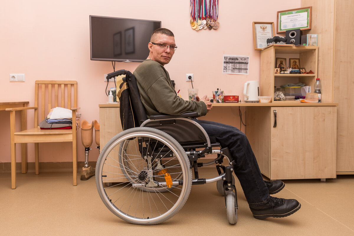 Комната Михаила - несмотря на медали, благодарности, личную посуду - все равно выглядит по-гостиничному временной. 