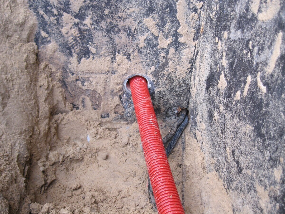 Прокладка кабеля в земле в трубе