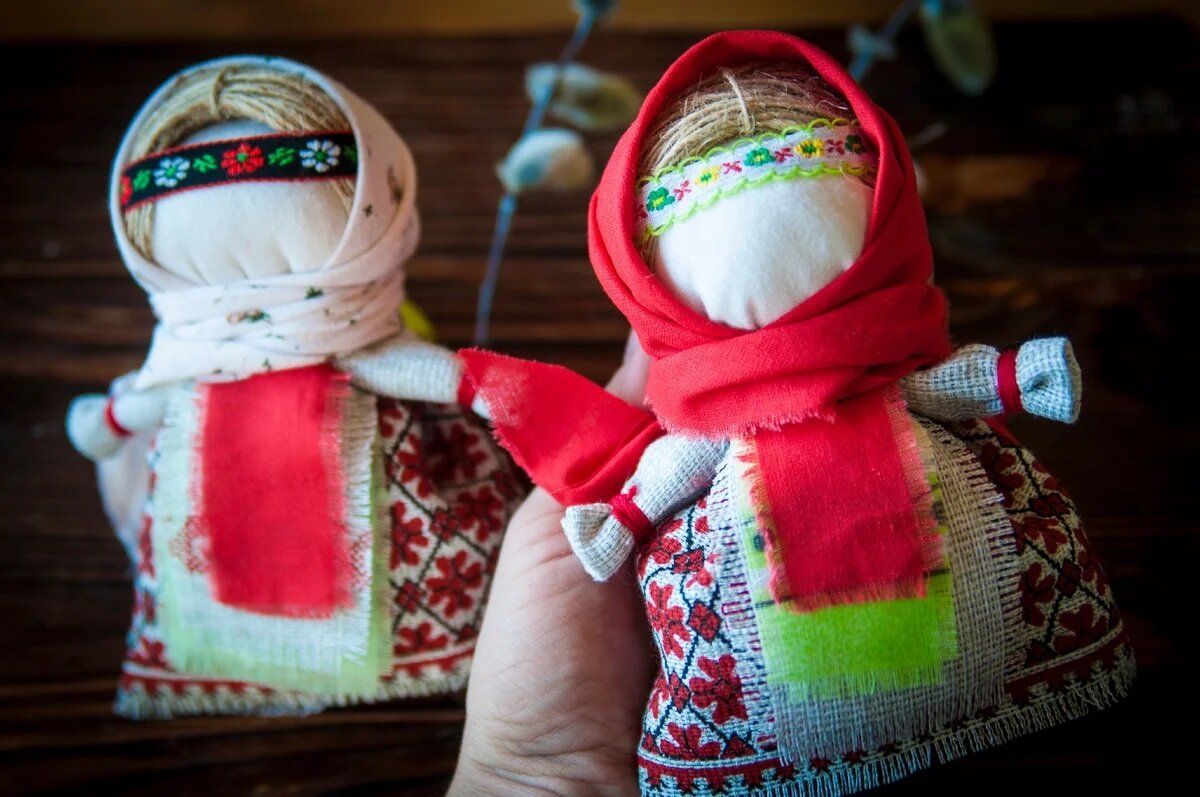 Кукла скрутка. Закрутка удмуртская кукла оберег. Кукла оберег из ткани. Кукла закрутка. Кукла скрутка мастер класс для детей.