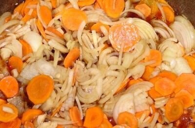     Лук очищаем от шелухи и с помощью ножа нарезаем его как можно мельче. Чем мельче вы нарежете – тем лучше. Морковку моем под проточной водой и ножом (не теркой!) нарезаем ее маленькими кубиками. Те же операции проделываем и с картофелем: моем, чистим и нарезаем кубиками 1х1 см. Грибы промываем и тоже режем кубиками. Включаем духовку и ставим температуру на 200 градусов, пускай нагревается.   