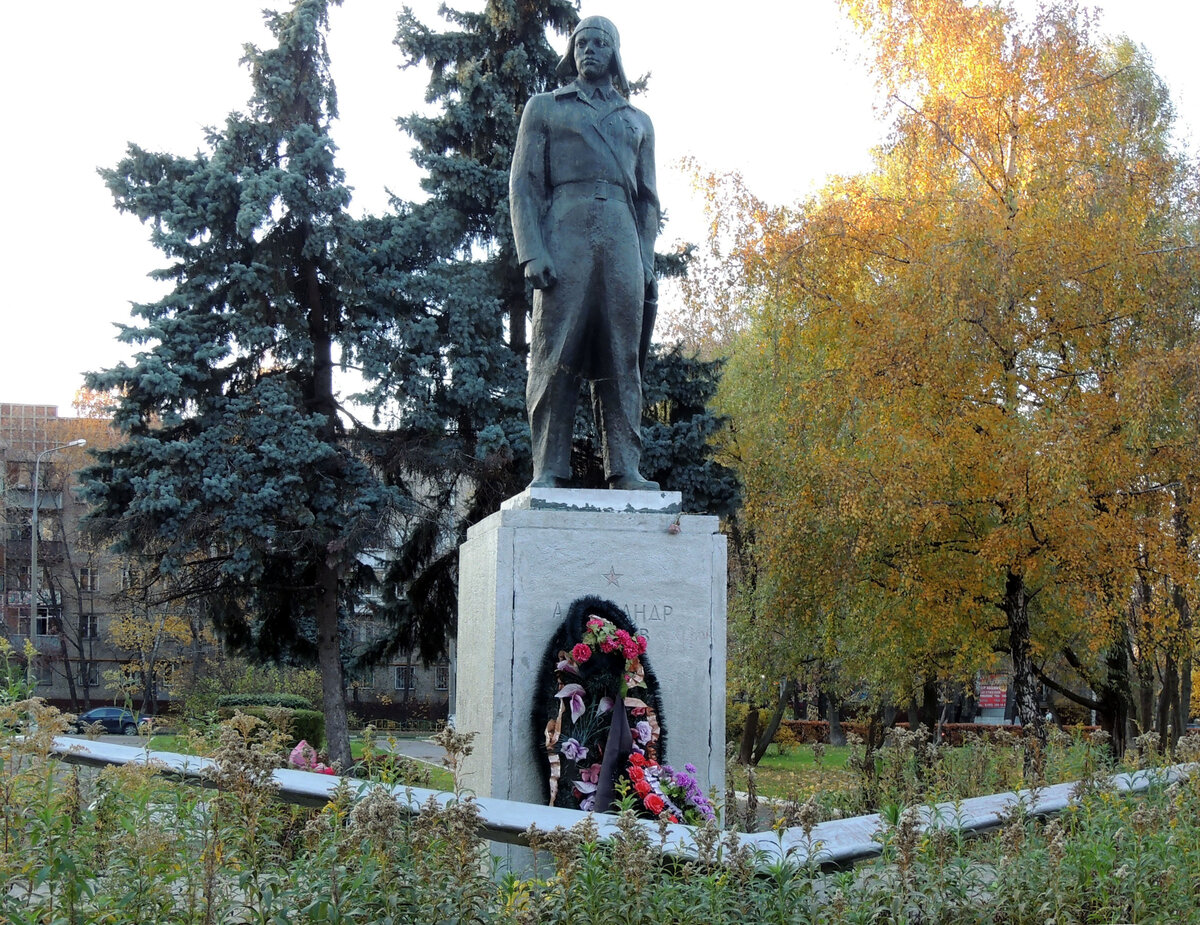 Убитый в люблино. Памятник лётчику а. ф. Авдееву. Памятник летчику Авдееву в Люблино. Памятник Авдееву в новой Усмани. Лётчик Авдеев новая Усмань