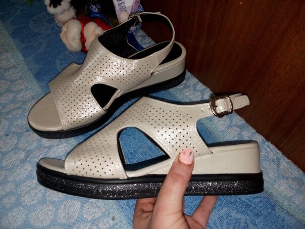 Летние сандалии с перфорацией на небольшой танкетке. /Фото: sun9-54.userapi.com