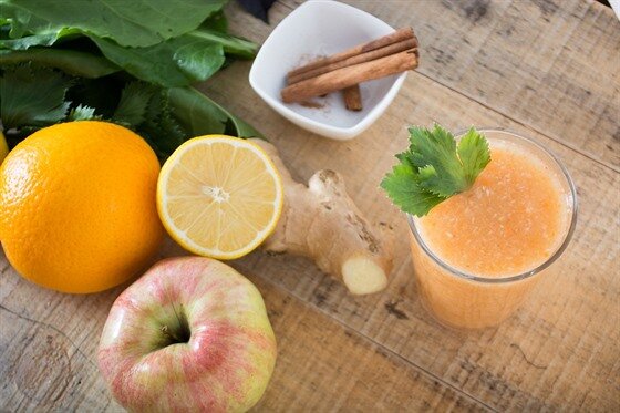 Если для вас „джинджер выстрел“ слишком острый, добавьте в него каждый раз немного воды, долить  можно даже горячей водой. Когда его разбавишь, он будет немного мягче и будет лучше пить. 