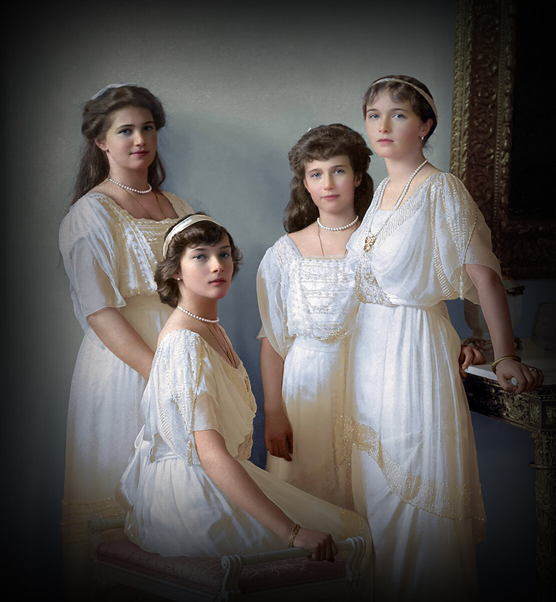 На фото дочери Николая II: слева стоит Мария, сидит Татьяна, крайняя справа - Ольга, рядом Анастасия
