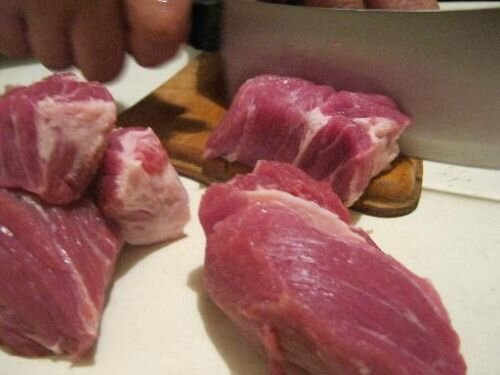    Нарезаем мясо квадратными кусочками, толщиной 3-4 см (вес 1 кусочка должен составить около 30 грамм). С размером можно поэкспериментрировать, в зависимости от того, какие кусочки вы хотите получить в конечном итоге - побольше или поменьше. Так же, при нарезании мяса следует учесть вид шампуров, которые вы используете. Они бывают большого размера и маленького, к тому же, из разных материалов. Самые качественные - из никелированной и нержавеющей стали. Что касается размера, наиболее удобны в использовании все таки большие шампура. 