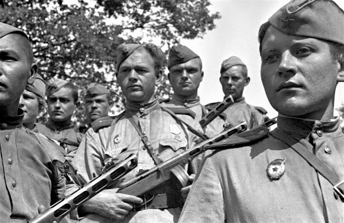 Групповой снимок красноармейцев-автоматчиков гвардейского подразделения. В кадре два офицера в звании младшего лейтенанта. http://pokazuha.ru/view/topic.cfm?key_or=1347464&lnt_type=1&type=0