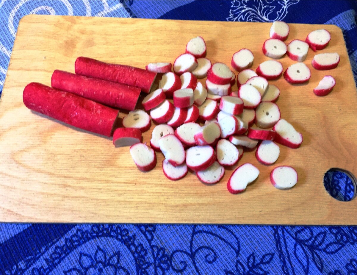 Крабовые палочки на разделочной доске