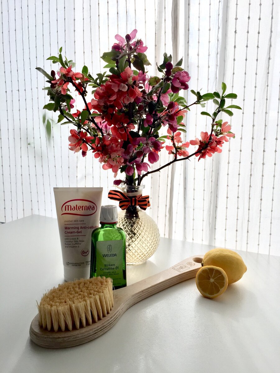 Скрабирующие средства стоит использовать на распаренную, разогретую кожу в бане, душе или ванне. 