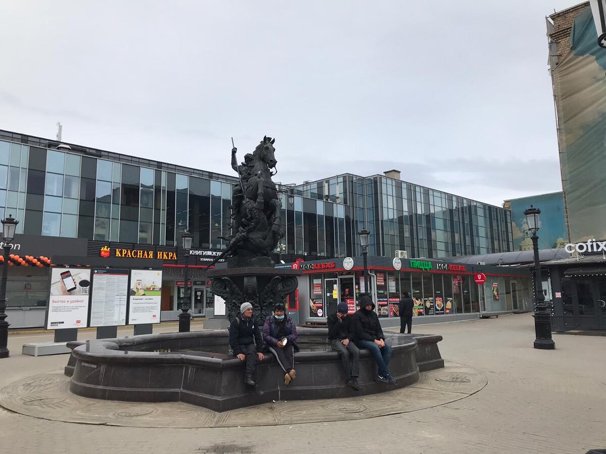 Бомжи на Комсомольской площади в период самоизоляции, 10 мая 2020