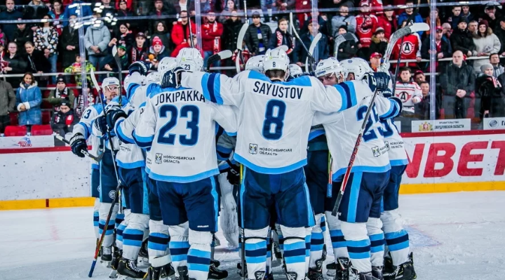 Хоккеисты "Сибири" празднуют выход в следующий раунд плей-офф. Фото: khl.ru