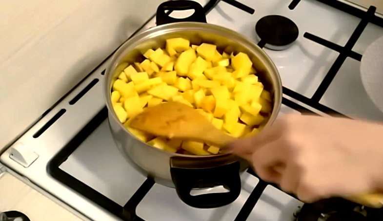 Как приготовить тушеный картофель с копчеными ребрышками