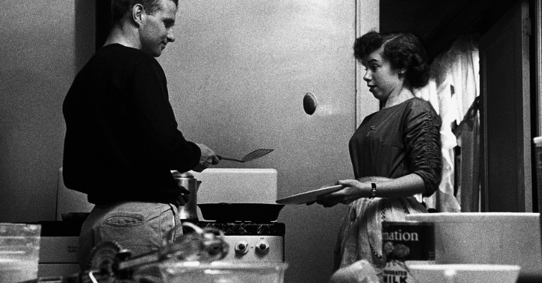Пара на кухне, США, 1952 год. Из серии «История любви». Фото Денниса Сток / Магнум