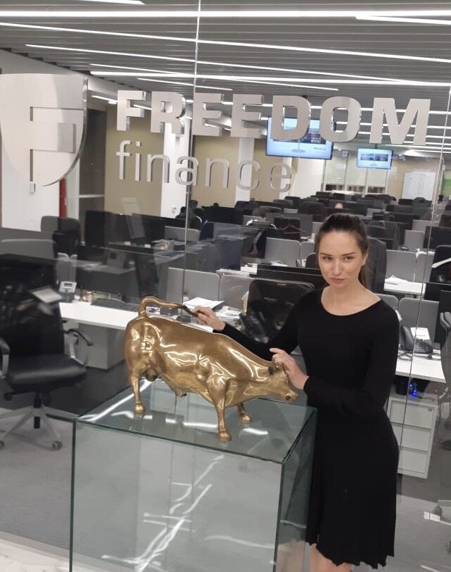 В офисе Брокера Фридом Финанс.