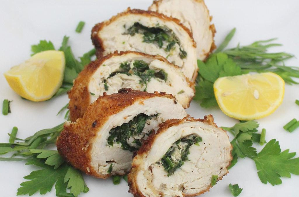 Рулет из куриной грудки. Куриные рулетики. Рулетики из куриной грудки. Куриный рулет с сыром и зеленью. Рулетики из грудки утиной