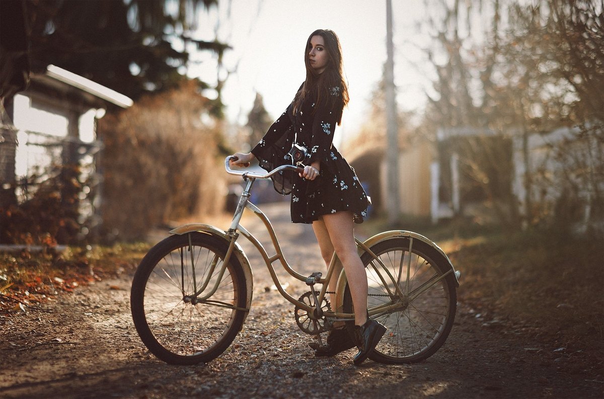 Девушка на велосипеде фото в платье