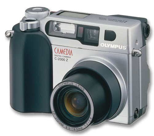 Это была надёжная рабочая лошадка с объективом f/2.0-f/2.8, даже по нынешним временам неплохо! Правда, матрица была всего-навсего двухмегапиксельная, но объектив рисовал приличную картинку и давал оптический зум от 35 до 105 мм в эквиваленте 35-мм камеры!