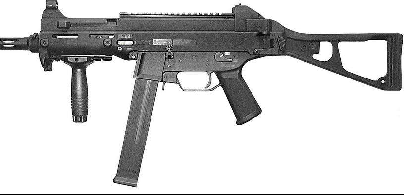UMP 40 легко определить по магазину. Он длинее, чем у модели под .45 и имеет спрямленную форму в отличии от варианта под 9-мм патрон