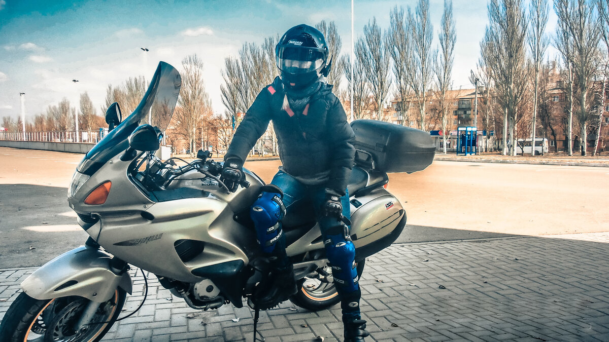 Когда началась война в ДНР, на дорогах ни то что мотоциклов, машин не было...