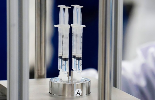 Сотрудники национального исследовательского центра эпидемиологии и микробиологии имени Н.Ф.Гамалеи Минздрава России (НИЦЭМ) проверили на себе свою векторную вакцину от COVID-19, и опыт оказался успешным: иммунитет есть, негативных эффектов не обнаружено, сообщил "Интерфаксу" директор центра академик РАН Александр Гинцбург. 
"Что касается разработчиков - да, они не столько на себе испытывают, сколько себя защитили, для того чтобы в условиях пандемии дальше они могли заниматься разработкой (...) Все, кто занимается разработкой, соответственно, все защищены", - сказал Гинцбург в интервью агентству.

Отвечая на вопрос о том, были ли побочные эффекты, академик ответил: "Нет. Все живы, здоровы и радуются". Он не уточнил число коллег, которые ввели себе вакцину, однако, по его словам, это широкий круг сотрудников центра - разработчики, организаторы доклинических исследований и технологи.

Гинцбург пояснил, что речь идет о перспективной векторной вакцине НИЦЭМ на основе ДНК аденовируса, в которую встроен ген коронавируса SARS-CoV-2. Аденовирус используется в качестве "контейнера", чтобы доставить коронавирусный ген в клетки, запустить там синтез белков оболочки нового коронавируса (той самой "короны", благодаря которой коронавирус получил свое название) и "познакомить" таким образом иммунную систему с потенциальным врагом. Вакцины такого типа называются векторными.