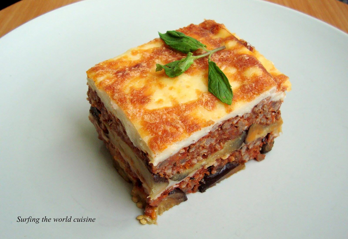 Мусака рецепт без баклажанов. Греческая запеканка мусака. Греческая запеканка с баклажанами мусака. Греческая кухня баклажаны мусака. Греческая мусака с соусом бешамель.