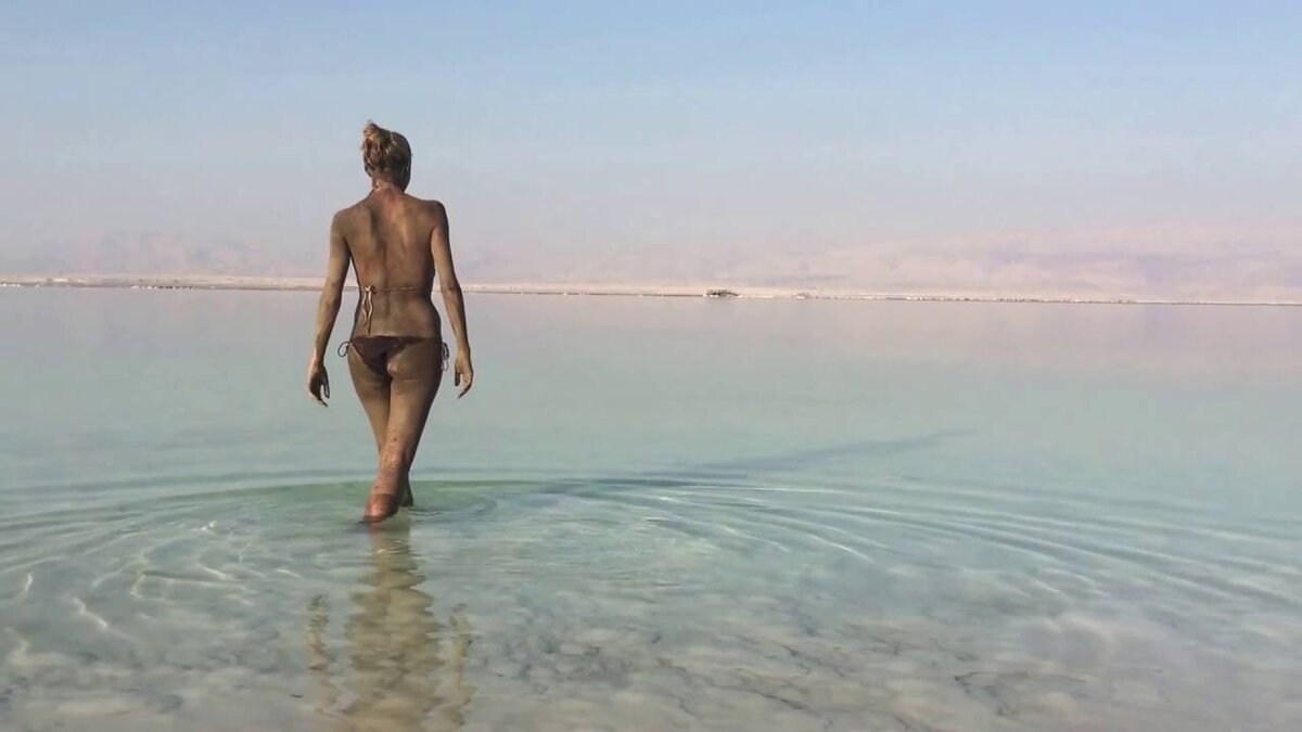 Туристы на Мёртвом море, взято с Яндекс.Картинки