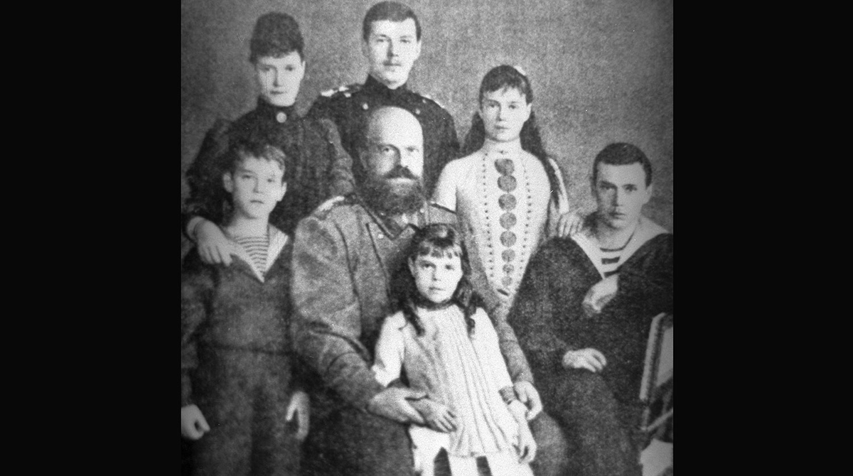 Александр III с семьей