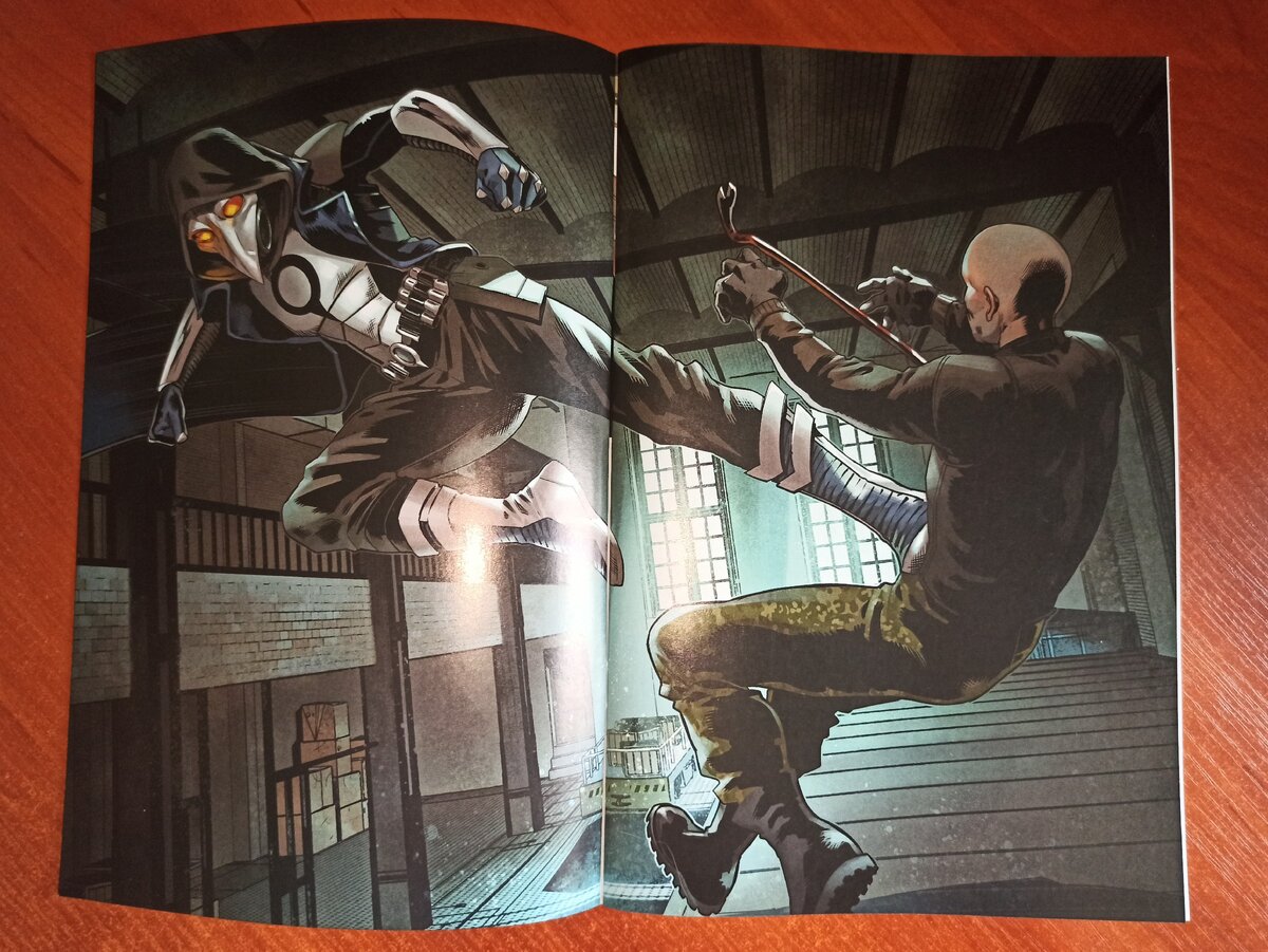 Выпуск начинается с небольшой сцены, где человек в костюме чумного доктора расправляется с группой преступников. 