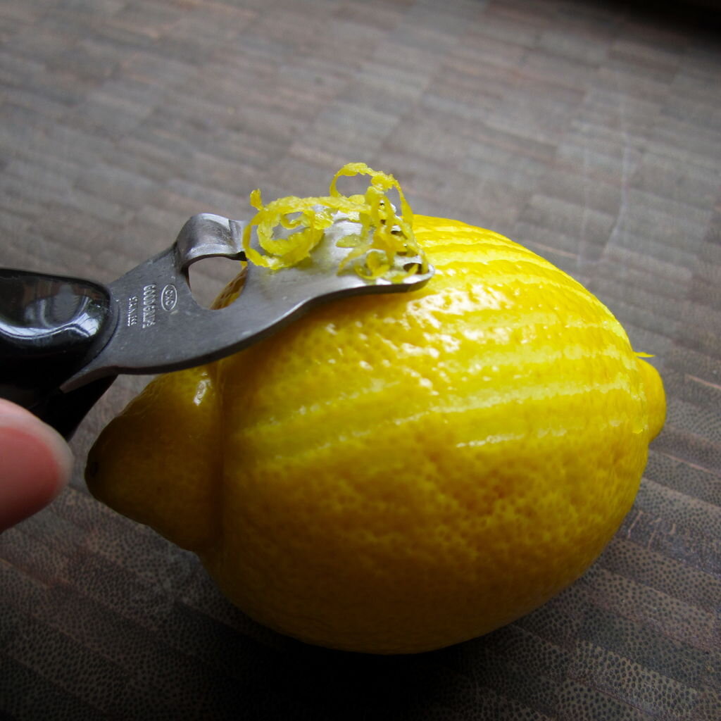 Как отмыть лимон. Лимонная цедра для украшения. Лимон очищенный от цедры. С лимона счищаем цедру. Шарики из цедры лимона.