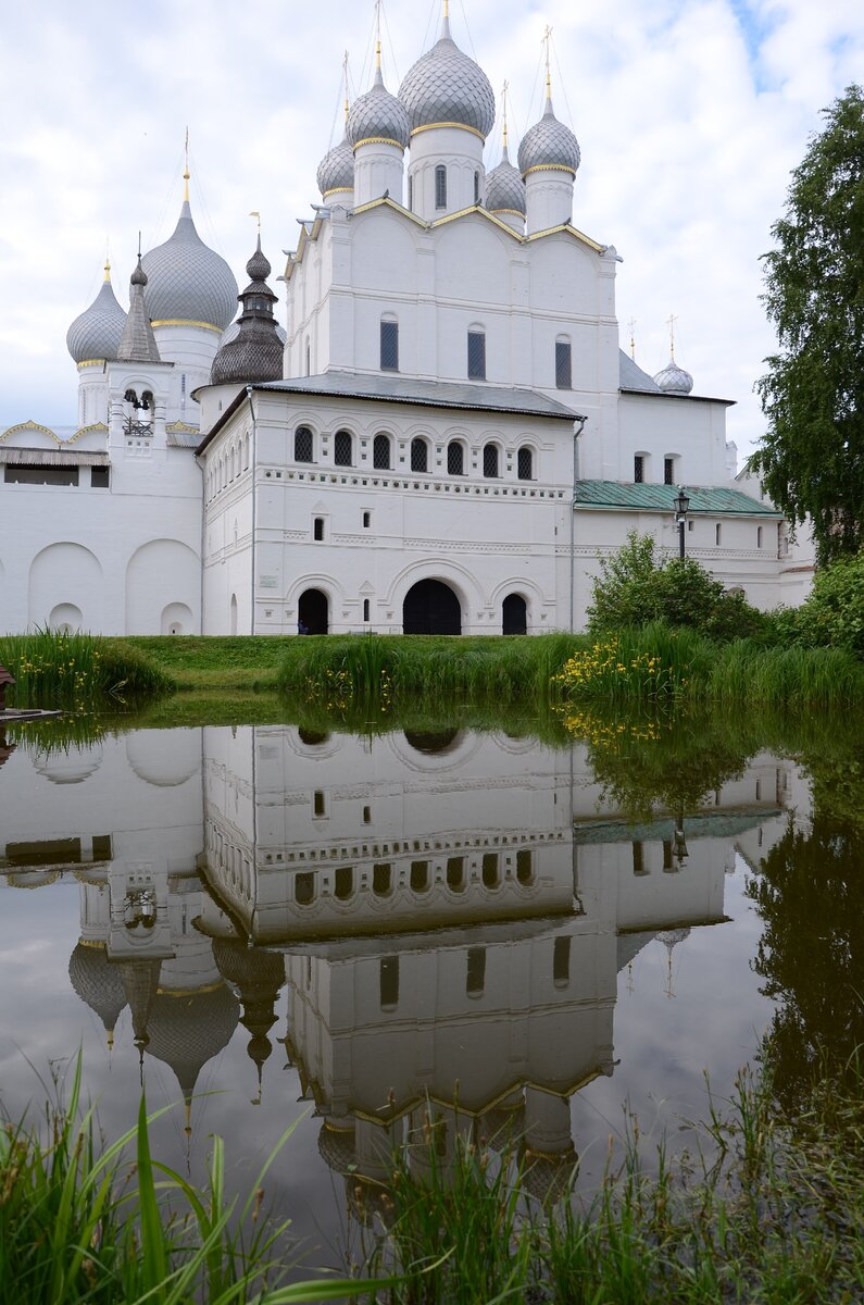 Ещё одно отражение в воде. Ростов Великий. Фото из личного архива автора