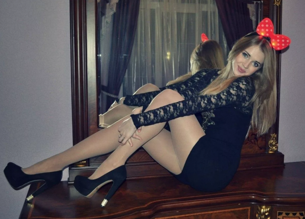 Russian lolas. Девушки в чулках домашние. Красивые ножки школьниц. Домашние девочки в чулочках. Реальные девушки в чулках.