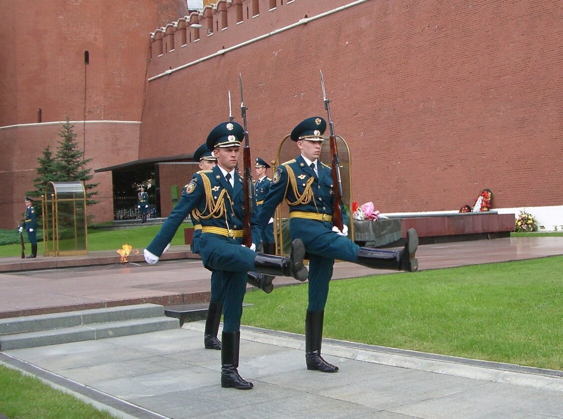 Смена караула москва красная площадь расписание. Почётный караул у вечного огня в Москве. Рота почетного караула президентского полка Москва. Рота почётного караула в Москве пост 1.