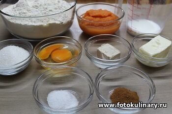 Нам потребуется: 250г тыквенного пюре 
500г белой пшеничной муки
80мл теплого молока
0.5 чайной ложки соли
0.5 чайной ложки корицы
3 столовые ложки сахара(60г)
1 яйцо
20г прессованных дрожжей
60г размягчённого сливочного масла
