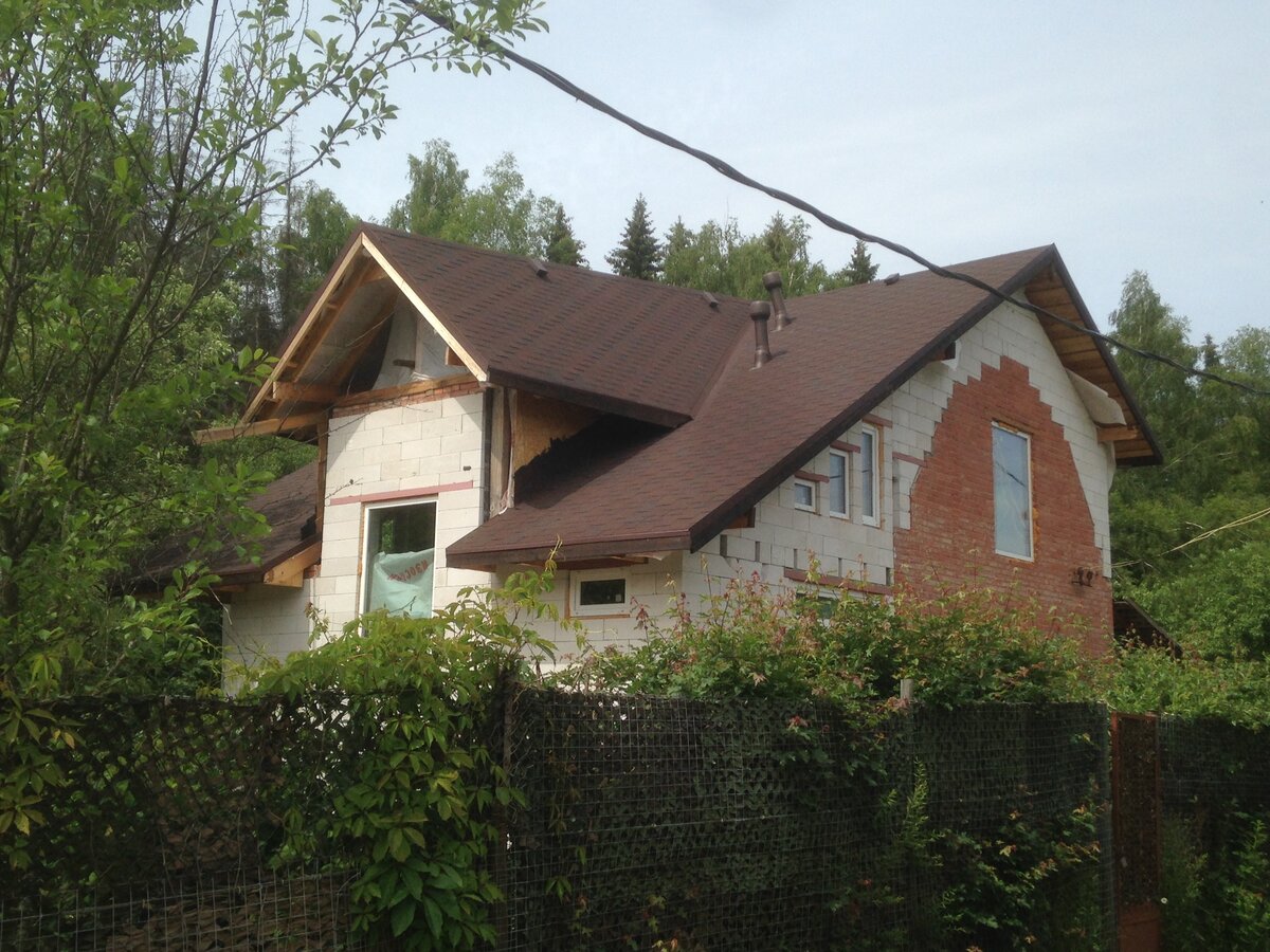 Со стороны дороги. 