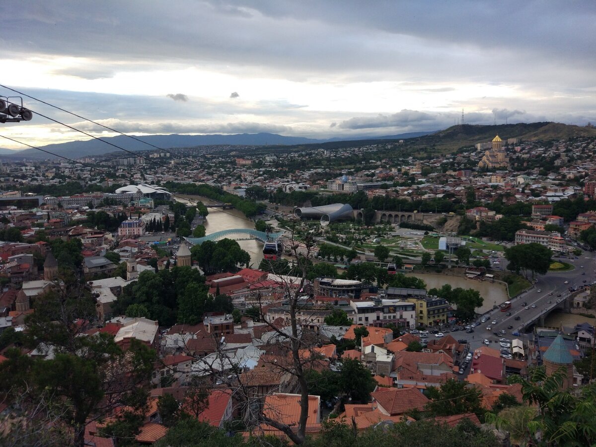 Вид на Тбилиси сверху