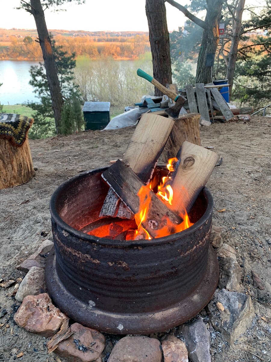 По пути к речке задержались у соседей