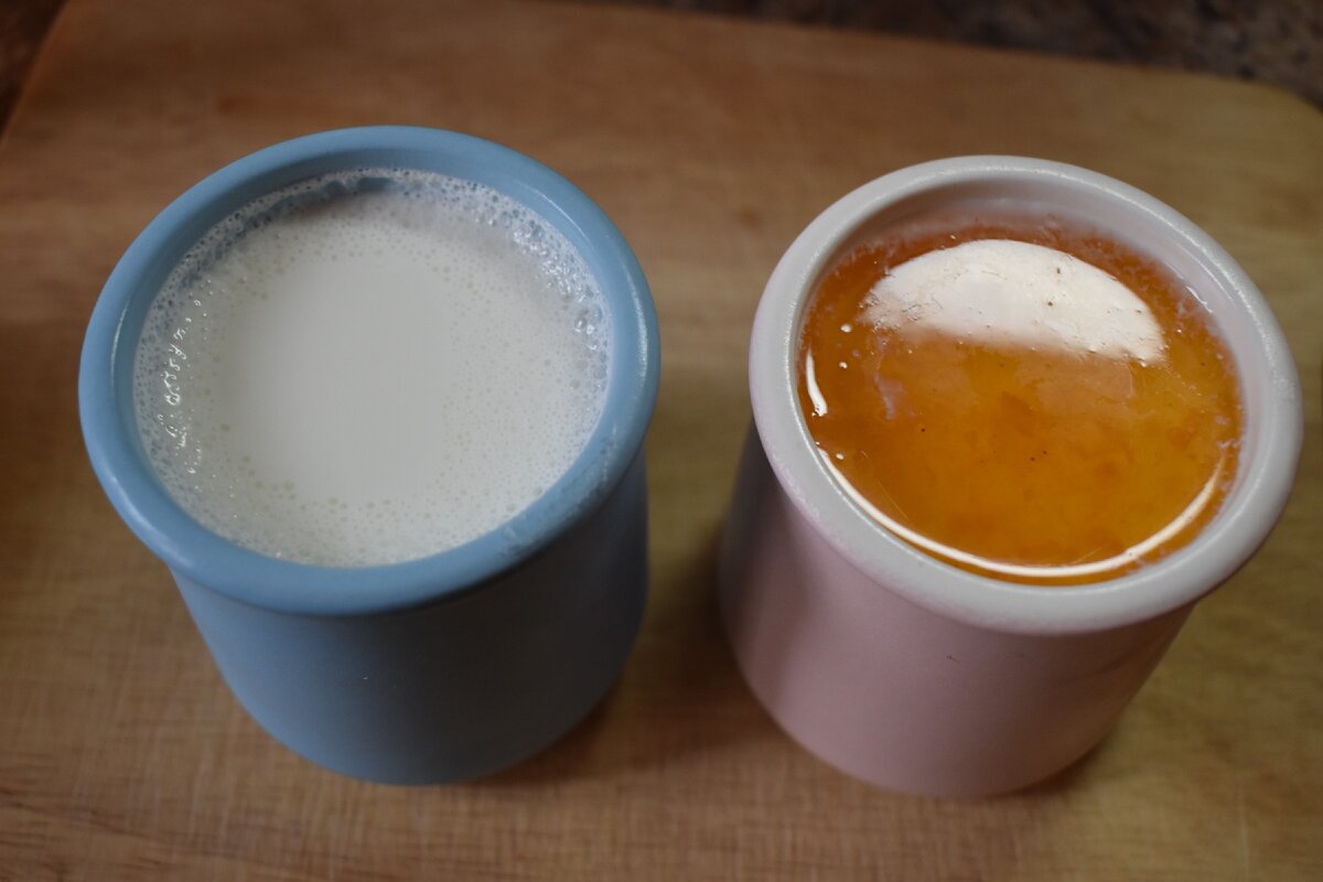 Йогурт из козьего молока с абрикосовым вареньем.