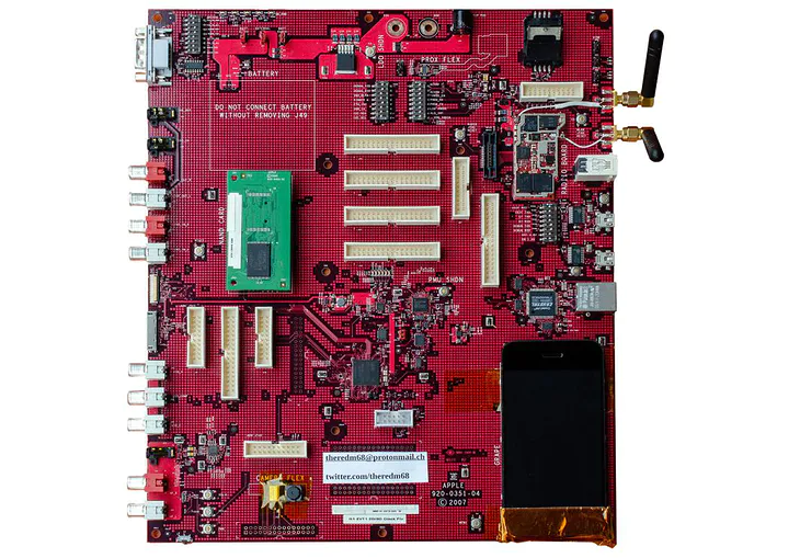 Apple M68, т. е. прототип первого iPhone 
Инженеры, которые испытывали на прототипе программное обеспечение для iPhone и оптимизировали обслуживание модулей связи, не знали, как будет выглядеть конечный продукт. Джобс доверил самым надежным сотрудникам разработку корпуса смартфона.