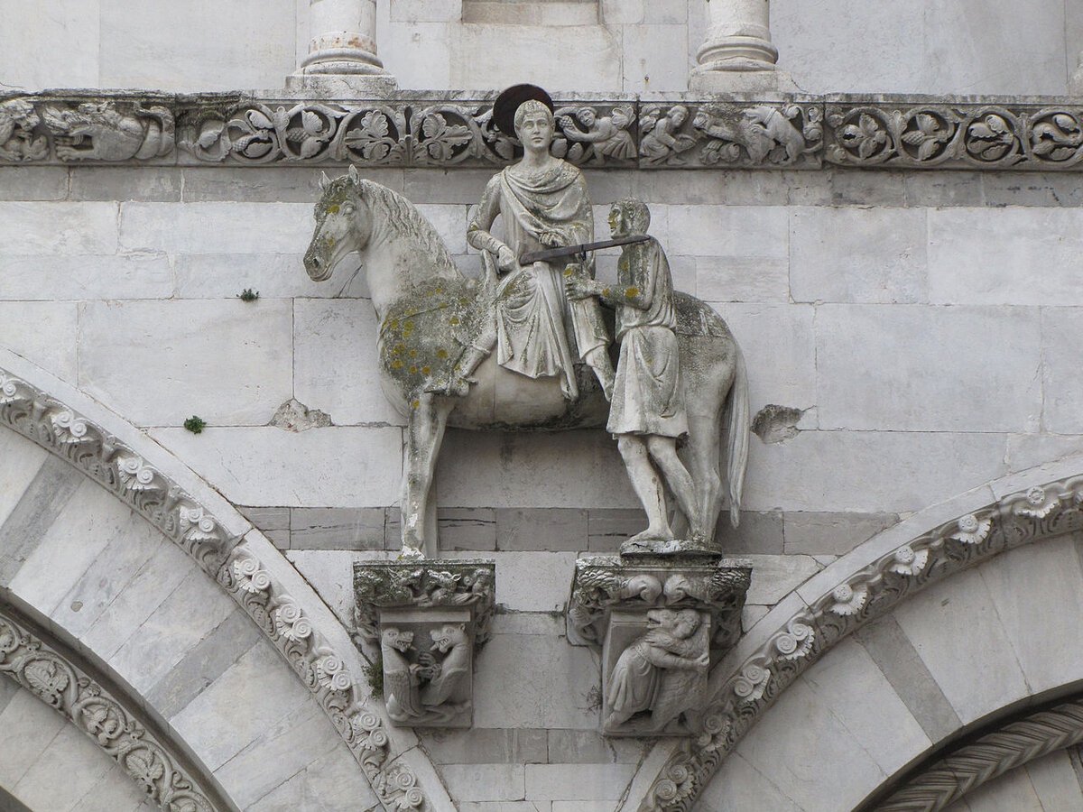 Святой Мартин, отдающий половину своего плаща нищему (копия скульптуры, оригинал сейчас размещен внутри собора)