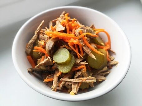 Салат с корейской морковью и говядиной под майонезом
