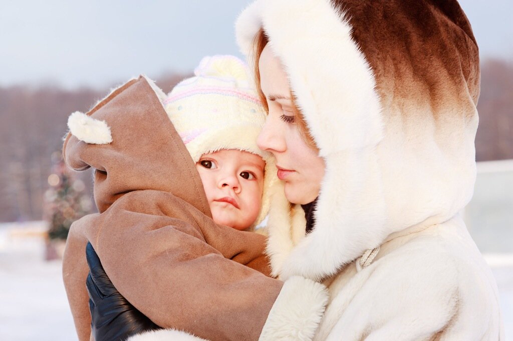 Женщина с ребенком зимой. Мама с ребенком зимой. Мама с ребенком на руках зимой. Женщина сребёнком зима. Как быть теплой мамой