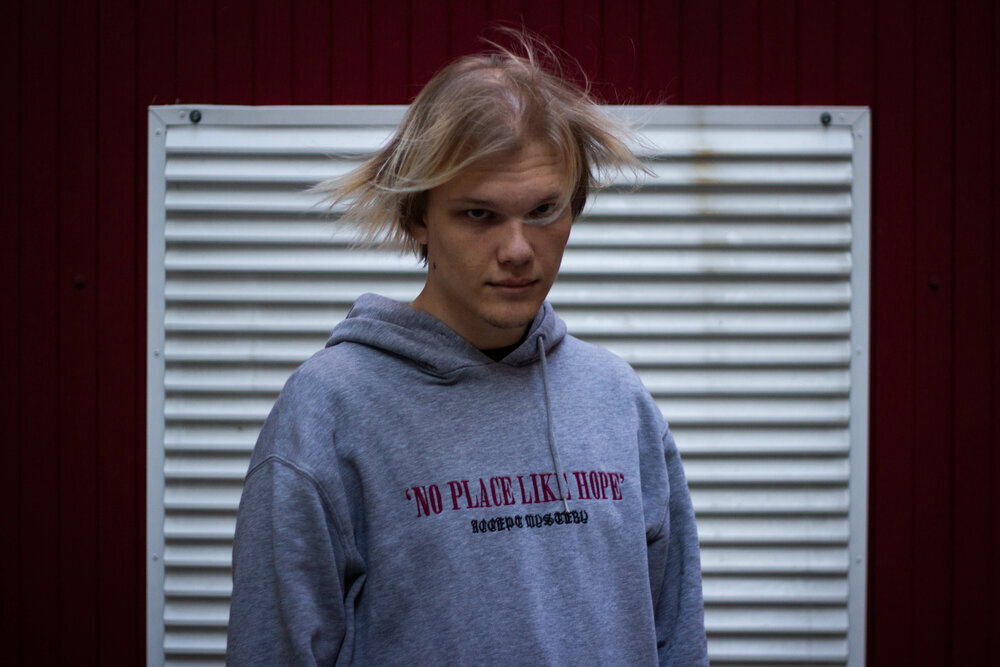 нехудожник. - путешествие по царству мёртвых (2021). нехудожник песни. нехудожникк фотография. омут.