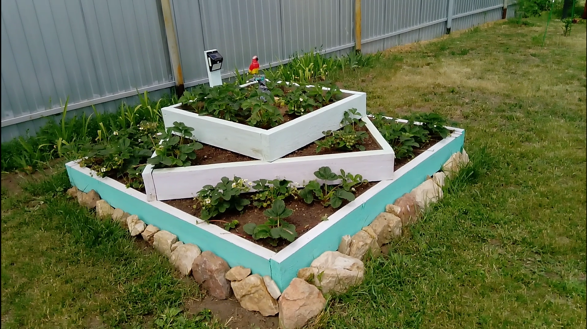 Трёхуровневая грядка для клубники